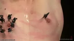 Odtwórz Związana blondynka w baletkach zostaje ostro ruchana za pomocą wibratora i ostrej niewoli