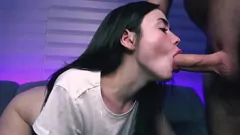 Jouer Una giovane moglie adolescente bruna prende il grosso cazzo del marito in bocca in questo porno amatoriale di coppia