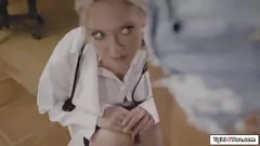 Redare Shemale latina senzuală Khloe Kay îi oferă medicului o experiență sexuală hardcore uimitoare