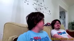 Redare Roxxie Sweethart, o amatoare britanică cu tatuaje, se bucură de primul ei trio în Leeds, Yorkshire, în timp ce ia cu nerăbdare două penisuri tari în păsărică și gura ei strânse, terminând cu o ejaculație fierbinte.