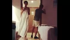 Reproducir El chico negro del servicio de habitaciones graba a una actriz desnuda en la ducha