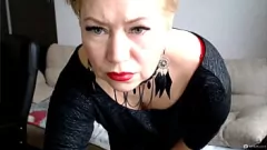 Reproducir ¡Mira a AimeeParadise, la MILF cachonda, ser dominada en una sesión privada de consolador anal y chupando un consolador con su actitud de esposa sumisa!