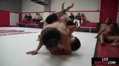 Abspielen Sinnliche vollbusige Lesben liefern sich einen versauten Strapon-Wrestling-Kampf mit schwarzen Lesben in Bikinis