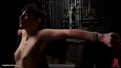 Reproduzir O fetiche bizarro do papa: açoitando uma escrava morena amarrada e amordaçada em tortura extrema de BDSM