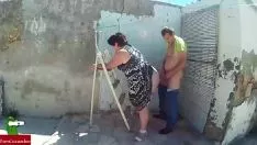 تشغيل الجنس في الجزء الخلفي من المنزل مع الديك القديم الجيد مع الديك الشباب