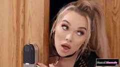 Reproducir Jefe dominante se folla a la transexual caliente Emma Rose en una acción dura a pelo