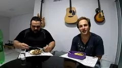 Afspelen Kijk hoe deze fitnessfreak de koelkast binnendringt na een intensieve training en zie zijn verbazingwekkende evolutie