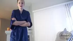 Oynat Anne, uyandırılan çocuğun horozunu ovuyor ve onu derinden vahşice sikiyor
