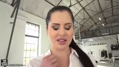Redare Scolarita Cassie Right vrea o pula imensa in curul ei bombat