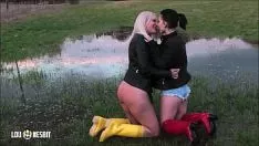 Reproduzir xxx com lésbicas atirar no campo
