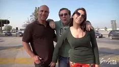 Jouer Valentina Nappi ayant des relations sexuelles dans une limousine avec deux hommes