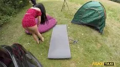 Reproducir Una joven pareja abandonada en un picnic agarrada por una brutal follada