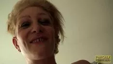 Odtwórz Wytatuowana blondynka agresywnie zerżnięta w dupę i cipkę