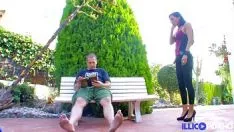 Oynat Çift üçlü seks için park eskortuna davet ediyor