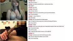 La blonde intelligente parle à un salaud sur le chat et le trompe