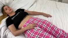 Jouer Lo studente è sdraiato a letto ed è morto dopo il suo grosso cazzo