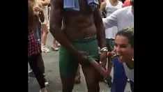 المشي في الشارع مع ديك كبيرة كالحصان