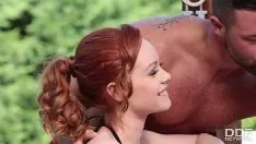 Jouer La femme et une fille sortent du jacuzzi et font l'amour avec l'homme excité