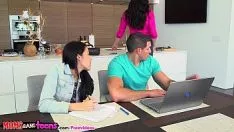 Reproducir Dos morenas tienen sexo con tijeras y luego buscan ayuda
