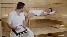 Reproduzir Mulher jovem excitada faz sexo com um menino na sauna