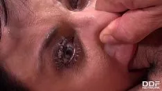 Reproducir Morena obligada a tener sexo vaginal y anal con hombres pervertidos