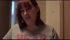 Jouer Nonna grassa scopa un ragazzo molto più giovane di lei