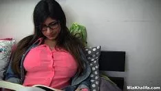 Jouer Due studenti arabi ti succhiano il cazzo e si innamorano di te