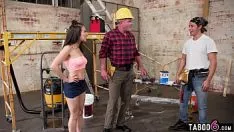 Abspielen Brunette Panarama hat Sex mit Vater und Sohn Arbeiter auf der Baustelle