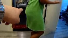 Abspielen Brünette mit großem Arsch gibt ihrem Lieblingsboy einen perfekten Blowjob