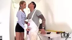 Oynat Adamın sikini geniş amına çok iyi sokması için yerde diz çöküyor
