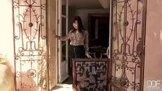 Play Very tall brunette who likes to be fucked in her mouth-watering pussy