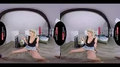 تشغيل جبهة مورو شقراء ذات ثديين كبيرين تتمتع بألسنة في بوسها، وبعد ذلك يتم ممارسة الجنس معها