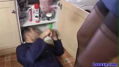 Oynat Çamaşır makinesini tamir ettikten sonra komşusu ağzına biraz koyar.