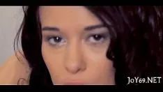 Reproduzir Gata excitada esfrega-a com grande habilidade
