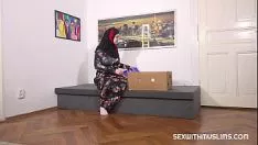 Abspielen Diese blonde junge Frau ist sehr sexy auf dem Rücken tätowiert und liebt es, verhauen zu werden