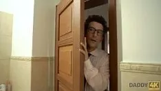 Oynat Bu sarışın erkek arkadaşıyla seks yaparken çok seksi giyiniyor