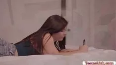 Reproduzir Ela beija a buceta da melhor amiga