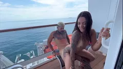 Reproduzir Latina Babe Neymar's Cruise: Babá Sexy em Lingerie e Tatuagem