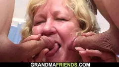 Jouer Mamie poilue aux gros seins dans un trio mature torride