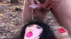 Abspielen Aufblasbare Puppen werden nass und wild mit erotischen Gesichtsbehandlungen im Freien