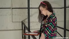 Jouer Solos d'adolescentes brunes dans les escaliers : une séance de masturbation torride