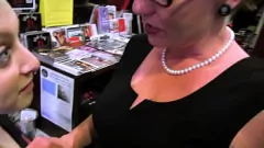 Redare MILF lesbiene fierbinți în întâlniri cu sex dur