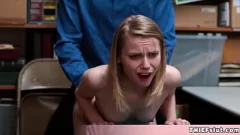 Jouer Une petite blonde adolescente voleuse à l'étalage se fait prendre et baiser brutalement