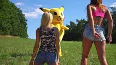 Odtwórz Przebrany za Pikachu uprawia seks w lesie z dwiema niewinnymi dziewczynami