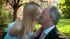 Reproducir Picnic romántico en el parque y sexo magnífico con una joven rubia seductora