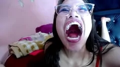 Abspielen Euro Teen Slut Amia geht in POV extrem Deepthroat