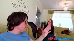 Reproduzir Gata britânica com figura curvilínea enganada em petinho e boquete