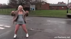 Jouer Tabou de pisse publique Broken: Chubby British MILF clignote et se plaisante dans le parc