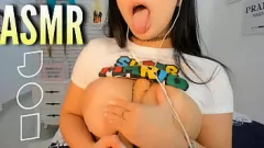 تشغيل امرأة سمراء قبيحة في الجينز تعطي تعليمات JOI واضحة مع ASMR