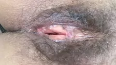play MILF poilue expose la chatte grande ouverte après une putain de séance d'intensité